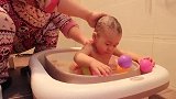 1岁萌娃泡澡，妈妈教儿子玩海洋球，爸爸说他这样可以玩一下午