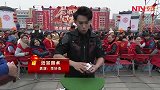 小伙手里拿着三张纸牌，摇了几下后，其中一张牌竟然离奇消失了！