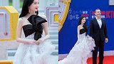 景甜穿抹胸纱裙出席某活动，窄肩细腰大长腿，这身材也是没谁了！