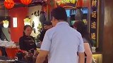 因为食物问题顾客和商家大吵起来，最后这个男人的举动，真是小肚