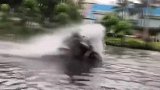 台风韦帕侵袭广东：狂风卷暴雨 马路只见巨浪不见骑车人