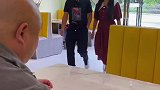 要学会尊重他人，不要瞧不起任何人