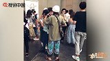窦靖童看画展被偶遇，宽松长T配花裤显时尚文艺范儿