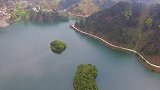 贵州大山中有几个美丽的小岛，就像三个古墓，犹如世外桃源