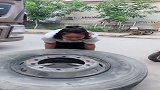 最近这位大车女司机火了，连轮胎都能自己换，还让别人挣钱吗
