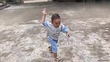 三兄弟组成抓鸡小分队，追着院子里的鸡满院跑，尖叫声响彻云霄