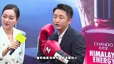 邹市明机场撒狗粮，冉莹颖蜂腰翘臀身材太傲人，却因衣品遭吐槽