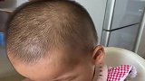 萌娃自己吃饭，瞧这吃相也没谁了，看完憋住别笑！