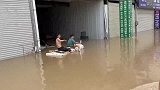 水灾中也不乏聪明人，自救器材让人佩服