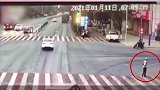 面包车失控180度大漂移完美掉头，民警迅速反应躲过一劫 漂移  交警