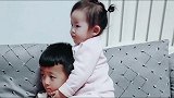 兄妹俩看电视，妹妹仗着哥哥宠自己又欺负哥哥了，哥哥一脸无所谓