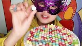妹子吃“珠光糖”多彩光华闪耀，硬脆香甜好味道