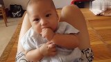 爸爸教3个月婴儿自我介绍，宝宝答应了，他说的把妈妈都逗笑了