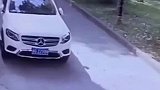 女子驾车撞倒从路口跑出的小孩，然后没有刹车碾过