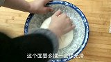 面粉别再做凉皮了，这样做爽滑筋道不断裂，配上蒜苔猪肉，太香了