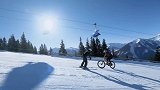 惊险刺激！歪果仁在雪地骑单车，稍不留神就会粉身碎骨！