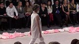 时尚走秀：健美选手充满活力的走秀，彻底征服评委