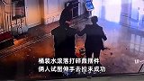 经理和主管失误打碎老板摆件当场宕机，原地石化7秒不敢动，网友在线报价