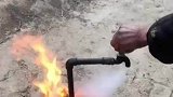 天冷水管结冰，村民用火烘烤使其溶解