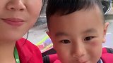 卖完包子接儿子放学，留了一个给他吃，其他的小朋友都没买到