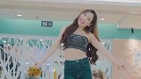 夹腿伸手歪头