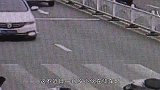 惊险！17岁少年骑车“玩手机”，撞上斑马线“行人”致其身亡