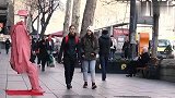 街头恶搞：漂浮的无头雕像突然大叫一声，路人反应真搞笑