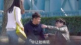 小伙开保时捷泡妞，万万没想到竟输给一个开破自行车的，真扎心啊