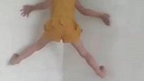 宝妈拍下女孩挑战高难度动作飞檐走壁，这核心力量没得说