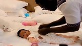 非洲舅舅第一次见到外甥女，这小心翼翼的动作，太暖了！