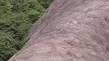 游客的手机不慎掉落，顺着山坡滚下山