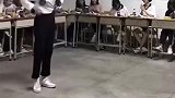 校花班级里表演劈叉，这样的女生很难不爱吧