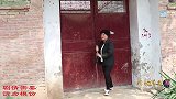 两个小偷来傻妞家偷东西，傻妞竟然还帮俩人，结果被妈妈打一顿