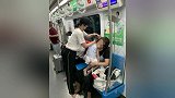 偶遇董璇带女儿挤地铁，满脸疲惫眼神忧伤，看小酒窝熟睡眼泛泪花