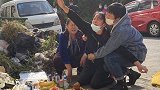 大连女童遇害一周年 母亲悼念哭倒在地浑身颤抖
