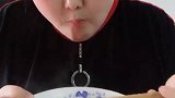 快点吃上班要迟到了