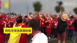 葡小球迷场外“单挑”西班牙球迷