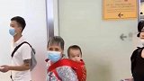 姥姥的爱！孩子一年多未见爸妈，姥姥背着孩子跨越2千公里来看！