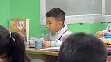 男孩在教室一边看书一边喝水，姿势神似领导气质狠狠拿捏