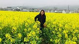 奔赴最好的自己 四川泸州妹儿四川油菜花田错 下雨天也没阻挡我们看油菜花