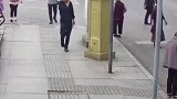 三轮车突然失控，眼看就要撞上路边的老人