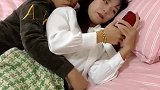 想和媳妇玩得开心，谁知道她只想玩手机