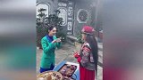 姑姑李若彤来到大理，与杨丽萍重聚喝茶聊天，两人保养得宜状态佳