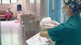 弟弟听到妈妈生了二胎妹妹后