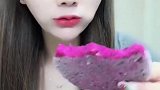 吃冰小姐姐，今天吃火龙果冰块，这一口咬下去太爽了！