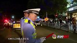 酒驾司机为了躲避交警查车，连性命都不顾了，开着车疯狂逃窜！