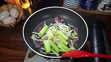 牛肉炒芹菜的做法，百吃不腻的牛肉黄豆芽炒芹菜，超级下饭