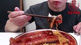 小伙大口吃秘制的鳗鱼火鸡面，网友太解馋