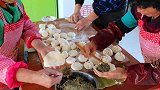 东北大妈包野菜包子，出锅满屋子飘香，家人吃的真馋人