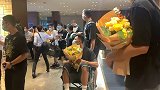 载誉归来！广东宏远全队乘航班抵达广州 阿联坐轮椅手捧鲜花